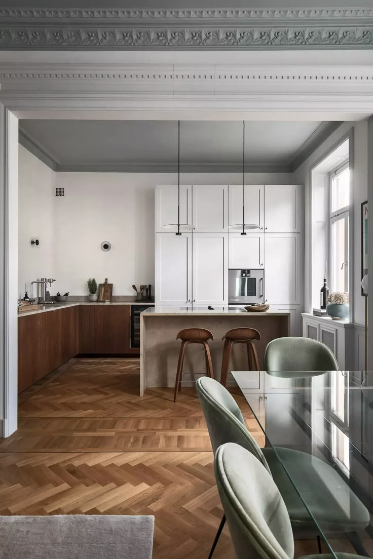 d&eacute;couvrez comment moderniser une cuisine haussmannienne en alliant &eacute;l&eacute;gance classique et touches contemporaines pour cr&eacute;er un espace &agrave; la fois chic et fonctionnel.
