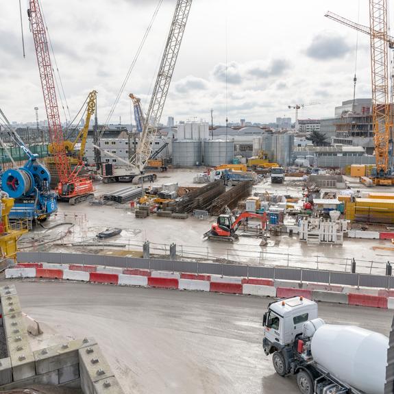 d&eacute;couvrez combien de temps dure en moyenne un chantier de r&eacute;novation &agrave; paris 75007, les diff&eacute;rentes &eacute;tapes et les facteurs qui peuvent influencer la dur&eacute;e des travaux pour votre projet immobilier.