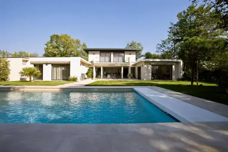 d&eacute;couvrez nos services de menuiseries sur mesure &agrave; paris 75007 : fen&ecirc;tres, portes, placards et agencements personnalis&eacute;s. qualit&eacute;, conseils et devis gratuits.