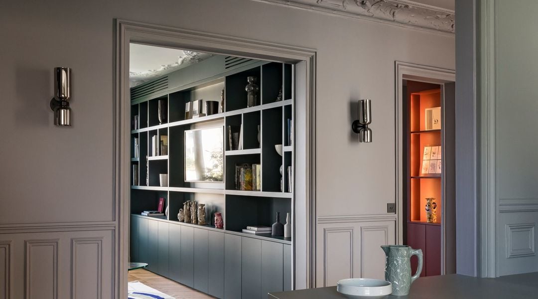 d&eacute;couvrez nos conseils pour r&eacute;ussir la peinture d&rsquo;un appartement haussmannien : astuces, choix de couleurs et finitions pour sublimer plafonds moulur&eacute;s et parquets traditionnels.