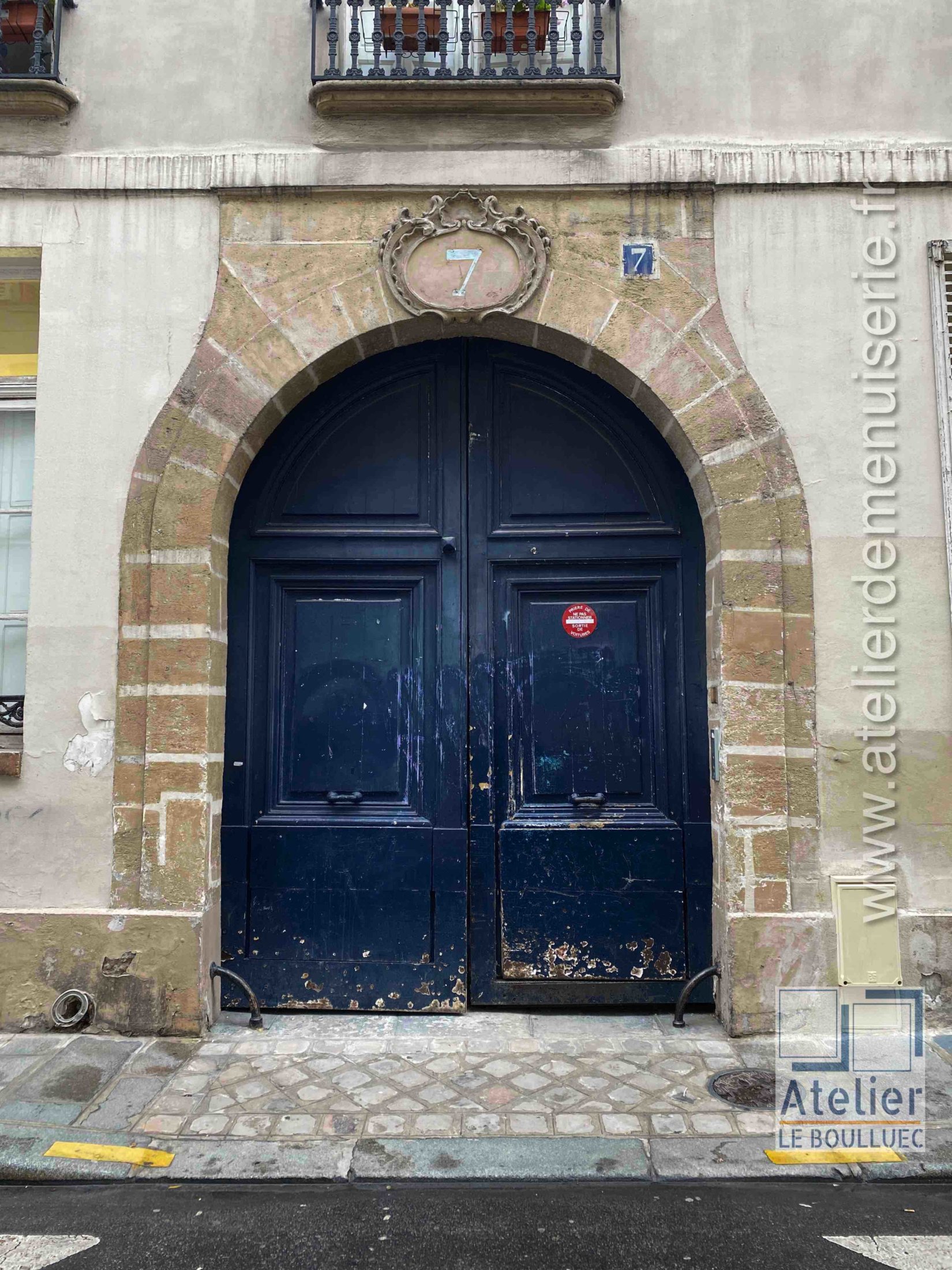 Peindre portes et encadrements à paris 7 : boiseries impeccables spécialistes de la peinture de portes à paris 7ème, nous redonnons vie à vos portes avec des finitions soignées et des matériaux de qualité. estimation gratuite et intervention rapide.