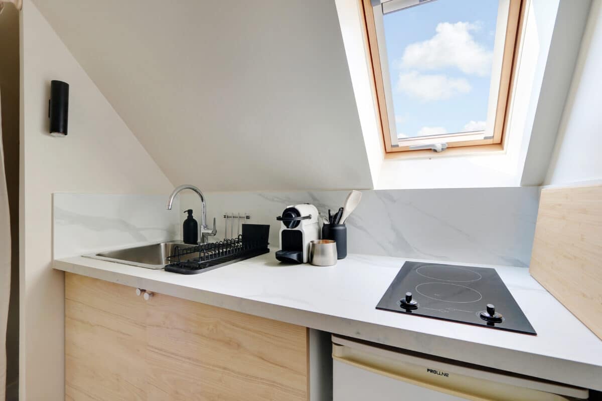 d&eacute;couvrez le co&ucirc;t moyen pour la r&eacute;novation d&rsquo;un studio &agrave; paris : conseils, fourchettes de prix au m&sup2;, et astuces pour estimer votre budget en 2024.