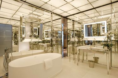 offrez-vous une salle de bain luxueuse &agrave; paris 75007. sp&eacute;cialistes en r&eacute;novation haut de gamme, nous cr&eacute;ons des espaces &eacute;l&eacute;gants et sur-mesure pour sublimer votre int&eacute;rieur avec des mat&eacute;riaux d&rsquo;exception.