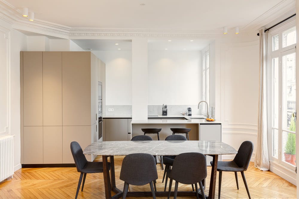 découvrez les contrats essentiels à connaître pour réussir votre projet de rénovation avec un artisan à paris 7. conseils, garanties et points clés pour une collaboration sereine et efficace.