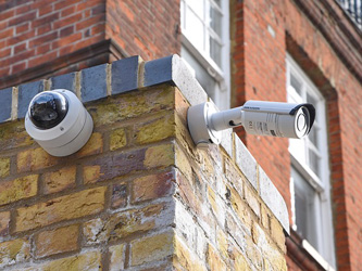d&eacute;couvrez comment choisir et installer des cam&eacute;ras de surveillance pour copropri&eacute;t&eacute; afin d&rsquo;assurer la s&eacute;curit&eacute; des r&eacute;sidents et prot&eacute;ger les espaces communs. conseils, obligations l&eacute;gales et meilleures pratiques.