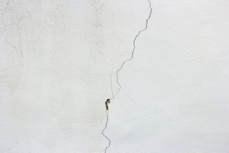 Peindre un plafond fissuré à paris 7 : bande armée et enduits optez pour un service professionnel de peinture de plafond fissuré à paris 7. réparation, lissage et peinture de qualité pour un plafond impeccable. devis gratuit.