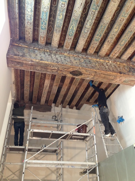Peindre un plafond avec poutres à paris 7 : contrastes réussis confiez la peinture de votre plafond à poutres à paris 7 à des professionnels expérimentés. finitions soignées, respect de votre intérieur et conseils personnalisés pour sublimer votre pièce.
