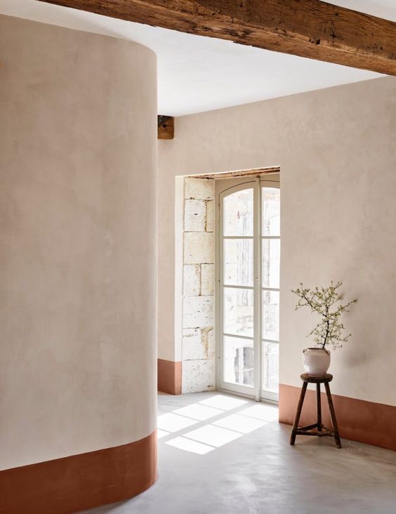 Artisan rénovation intérieure à paris 75007 : peinture à la chaux, pour ou contre découvrez la peinture à la chaux, une solution écologique et naturelle pour décorer vos murs intérieurs et extérieurs. facile à appliquer, elle offre un effet unique, respirant et authentique tout en protégeant vos surfaces.