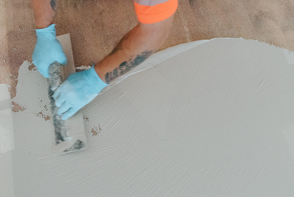 d&eacute;couvrez comment r&eacute;ussir la pose de b&eacute;ton cir&eacute; pour obtenir un sol moderne, r&eacute;sistant et facile d&rsquo;entretien. conseils, &eacute;tapes cl&eacute;s et astuces pour un r&eacute;sultat professionnel.