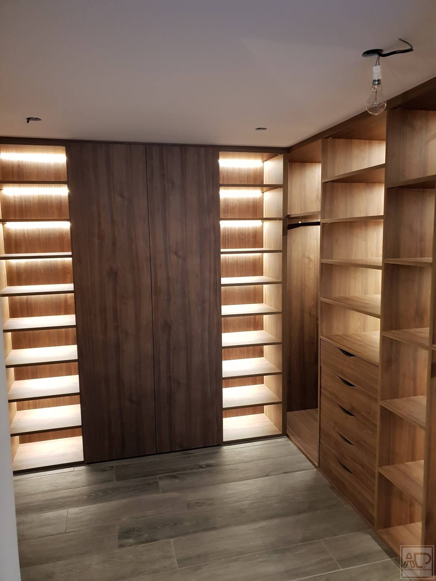 Artisan rénovation intérieure à paris 7 : dressings sur mesure en petits volumes transformez votre intérieur à paris 7 avec des dressings sur mesure élégants et fonctionnels. solutions personnalisées de rénovation intérieure pour optimiser votre espace et sublimer votre décoration.