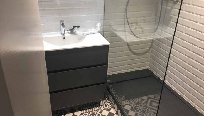 confiez la r&eacute;novation de votre salle de bains &agrave; paris 75007 en 2025 &agrave; des experts. am&eacute;nagement sur mesure, mat&eacute;riaux de qualit&eacute; et finitions soign&eacute;es pour une pi&egrave;ce d&rsquo;eau moderne et fonctionnelle.