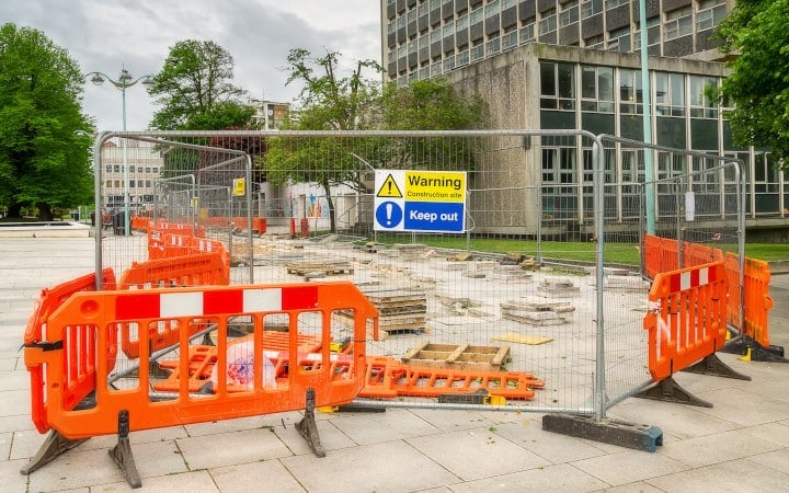 découvrez comment sécuriser efficacement un chantier en copropriété : méthodes, conseils et solutions pour protéger les personnes, les biens et assurer la conformité aux normes de sécurité.