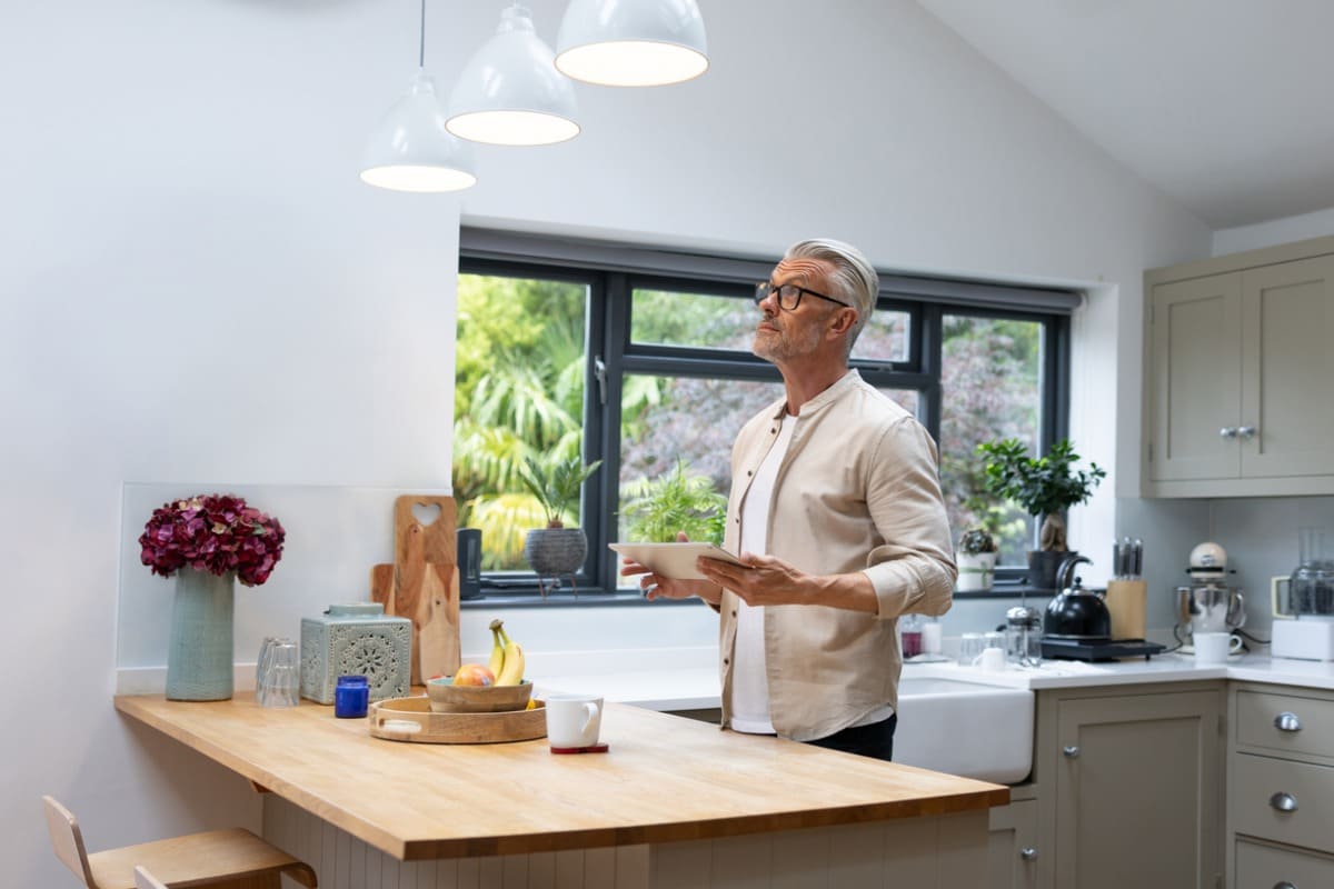 Tirer de nouvelles lignes sans détériorer moulures et corniches découvrez comment tirer des lignes sans abîmer vos surfaces grâce à des astuces et outils adaptés. conseils pratiques pour des résultats propres et précis.